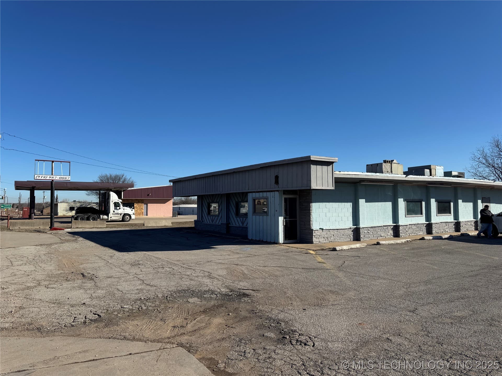 721 W 7th Street, photo 1 of 10