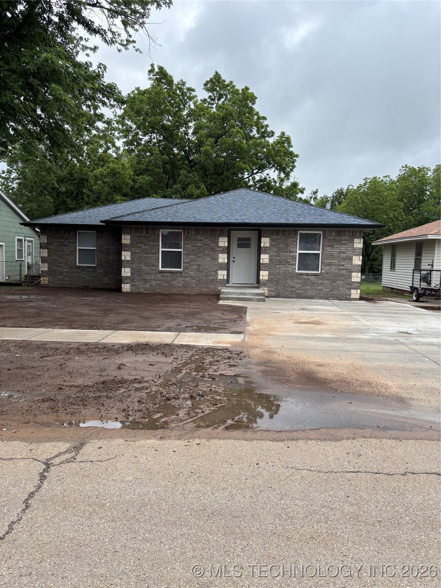 413 E 8th Street, photo 1 of 12
