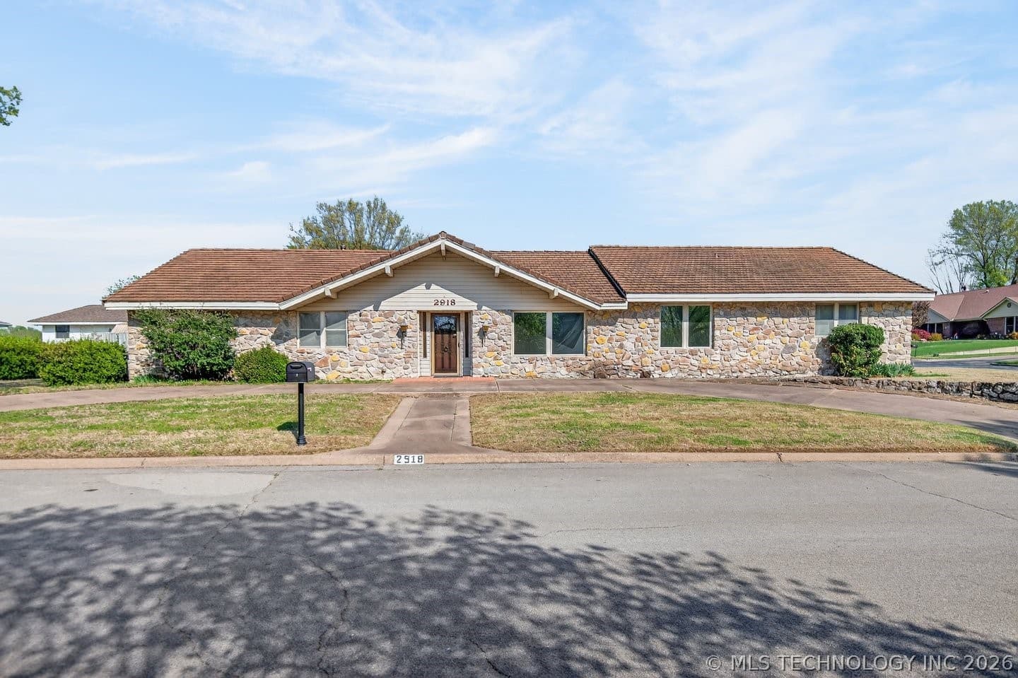 2918 Longridge Lane, photo 1 of 44