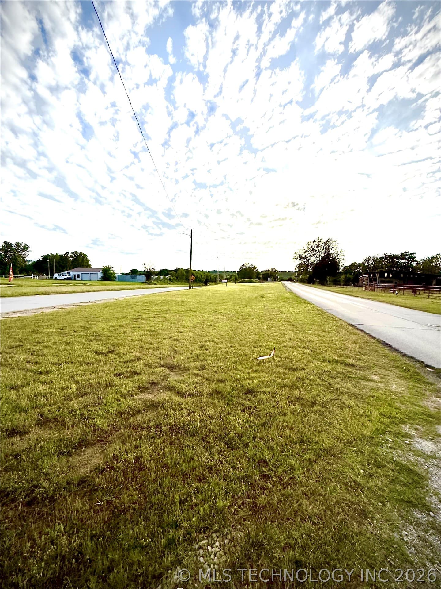 805 Robertson Hwy, photo 1 of 10