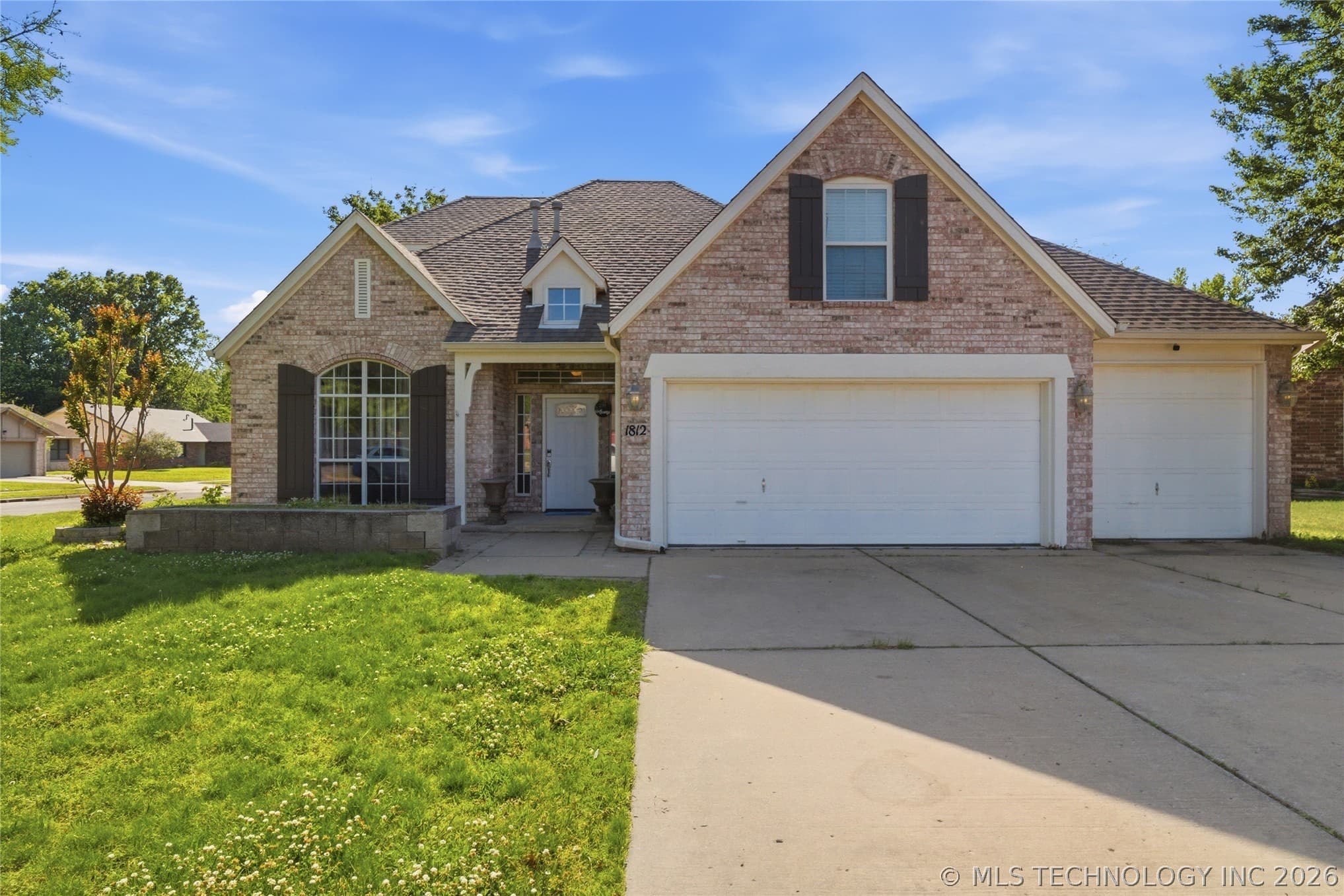 1812 S Dogwood Place, photo 1 of 34