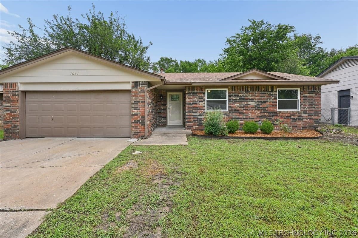 1661 S Poplar Avenue, photo 1 of 28