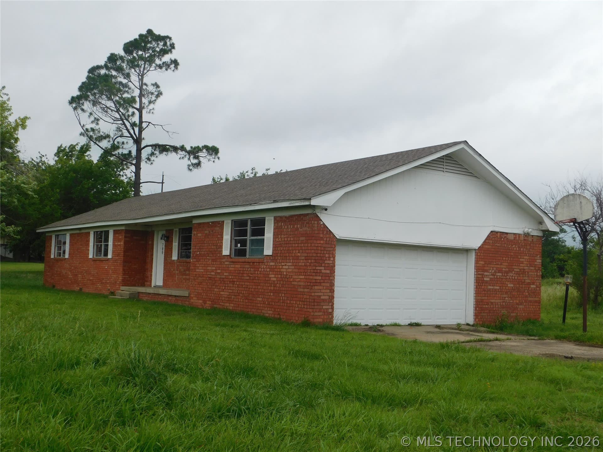 700 E Ozark Street, photo 1 of 14